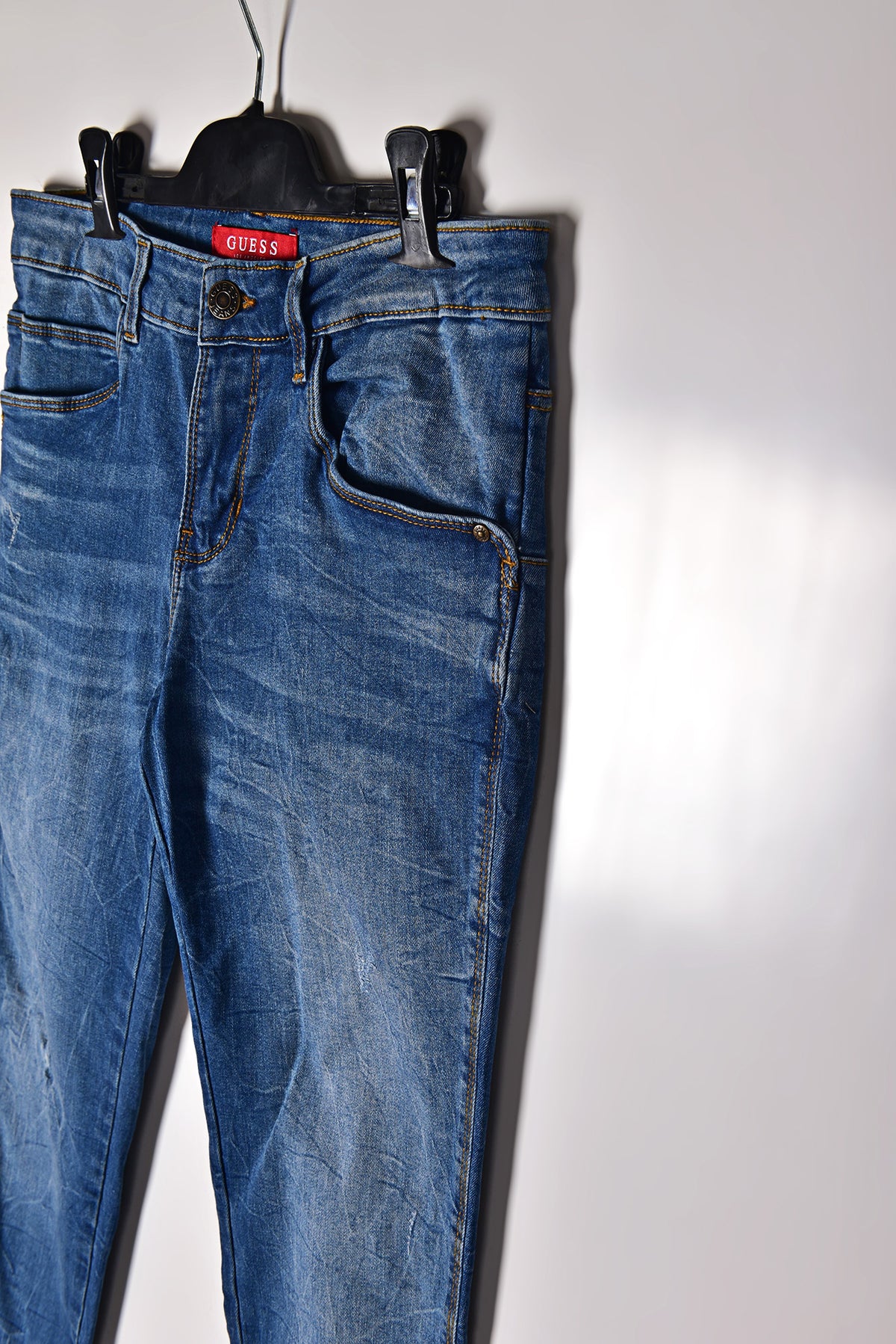 GUESS MID RISE Skinny destroyed Jeans